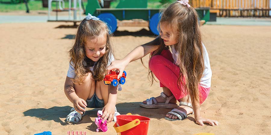 crianças brincando na areia 