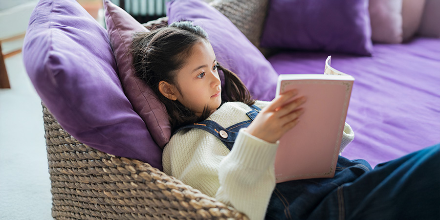 menina lendo livro - Como a leitura crítica transforma o aprendizado