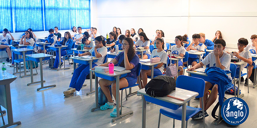 alunos em sala de aula 