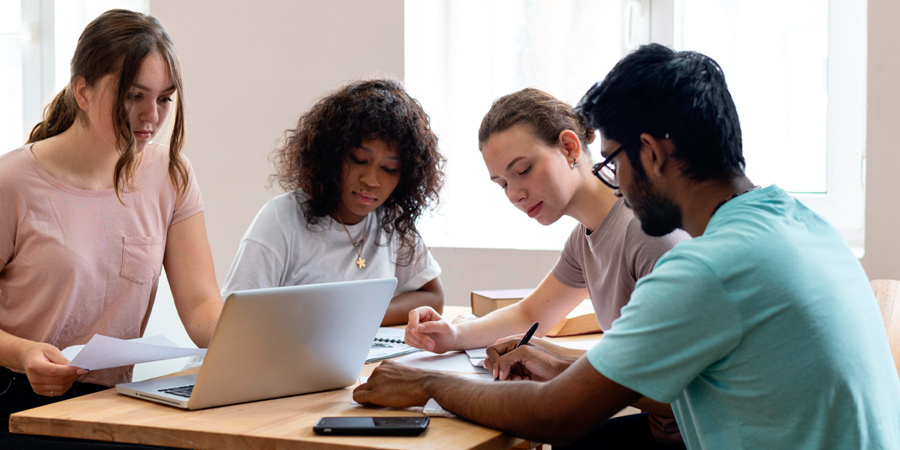 Alunos estudando em grupo