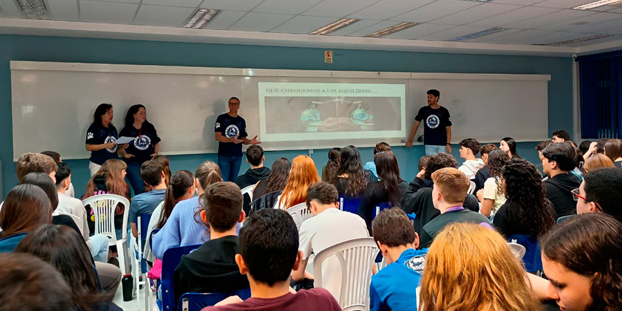 alunos em aula especial sobre IA no Anglo Salto 