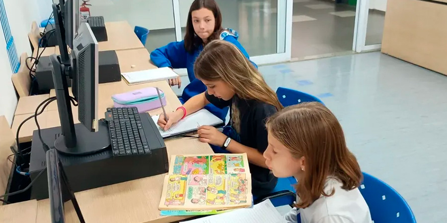 Alunos na biblioteca estudando tipos de discursos: direto e indireto 