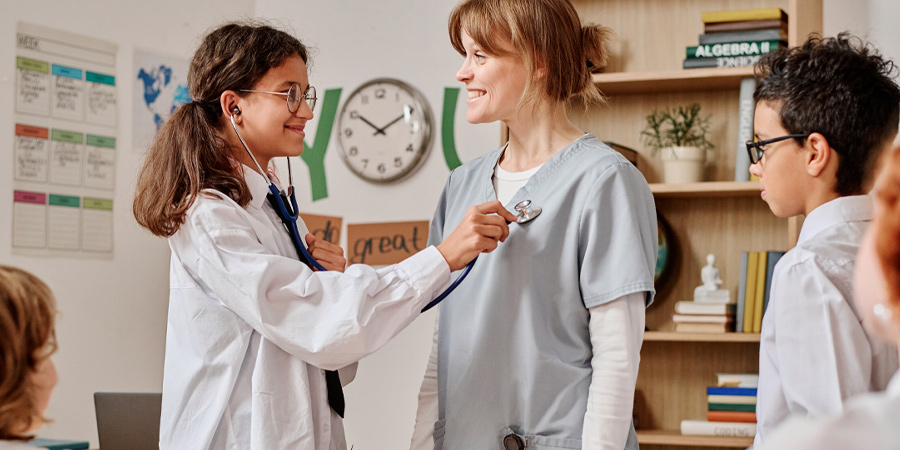 Aluna examinando a professora