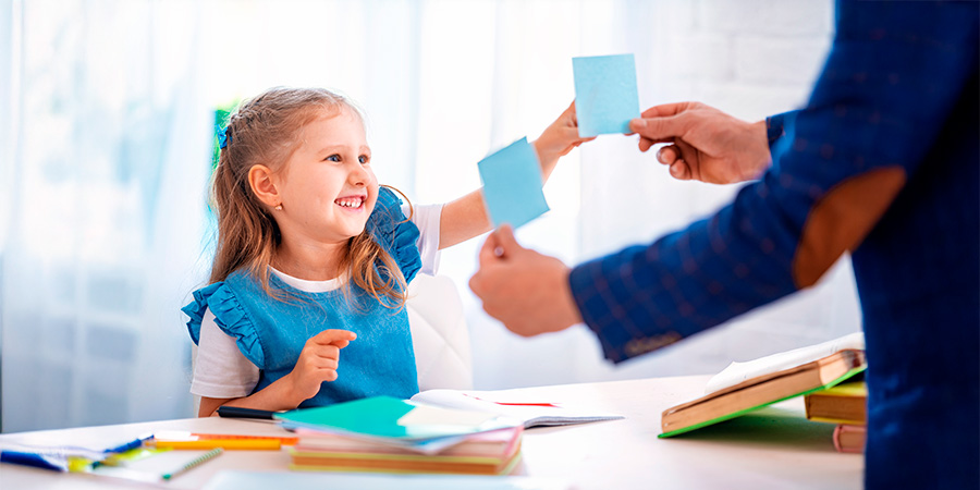 aluna escolhendo um papel - 