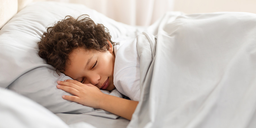 menino dormindo -  Horas de sono ideais para cada idade