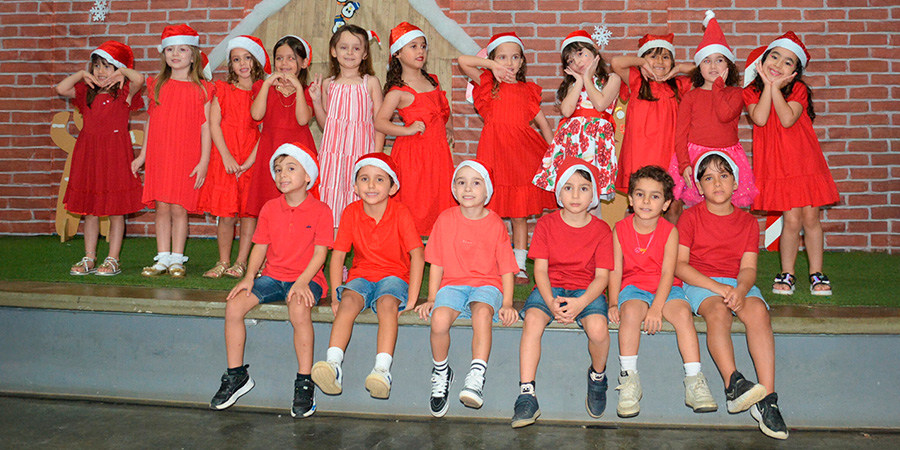 alunos com roupa natalina e o advento do Natal no colégio anglo salto 