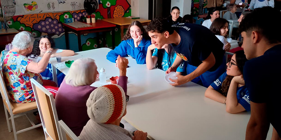 alunos do colégio anglo salto visitando o asilo de Salto-SP