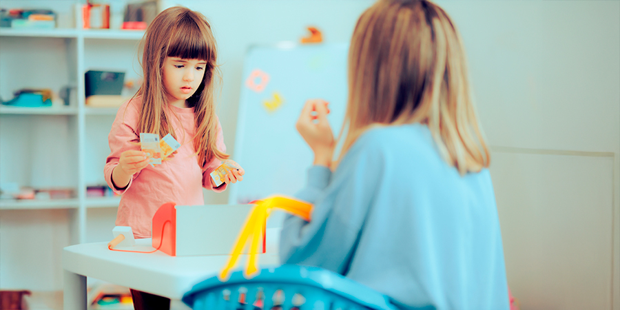 menina e mãe brincando de educação financeira com dinheirinho