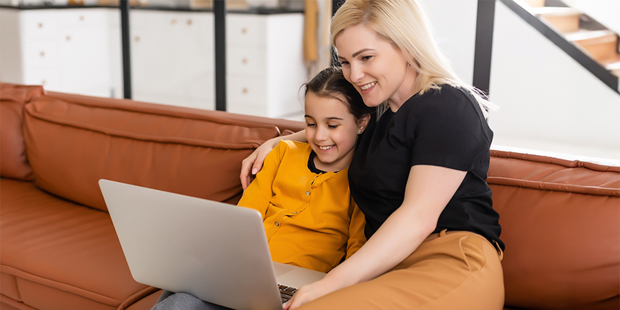 mãe e filha vendo internet 