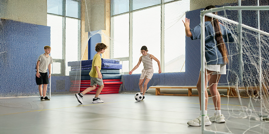 criança fazendo esporte 
