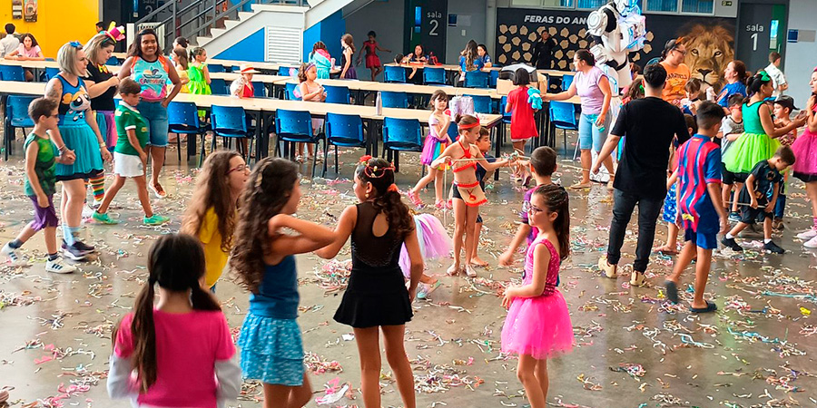 alunos durante festa de carnaval no anglo salto 