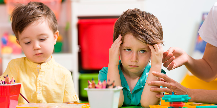 aluno triste - Como aprender com conflitos através da mediação entre colegas