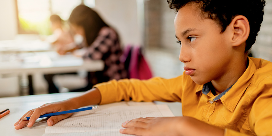 Aluno desanimado por ter errado as tarefas da escola