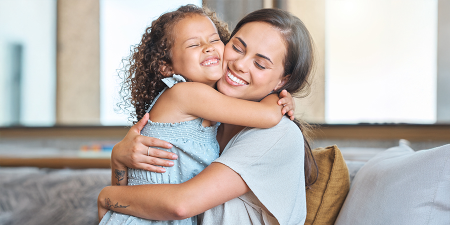 mãe e filha abraçadas 