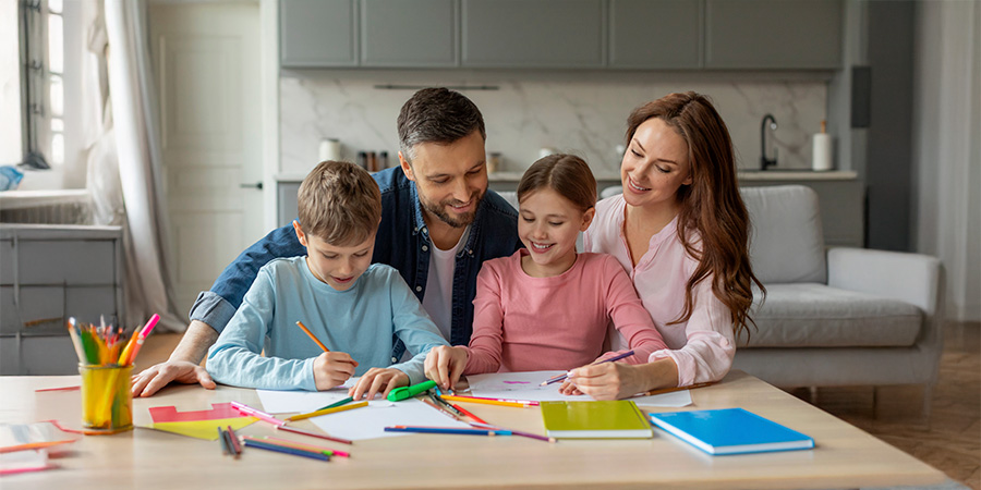família vendo material escolar