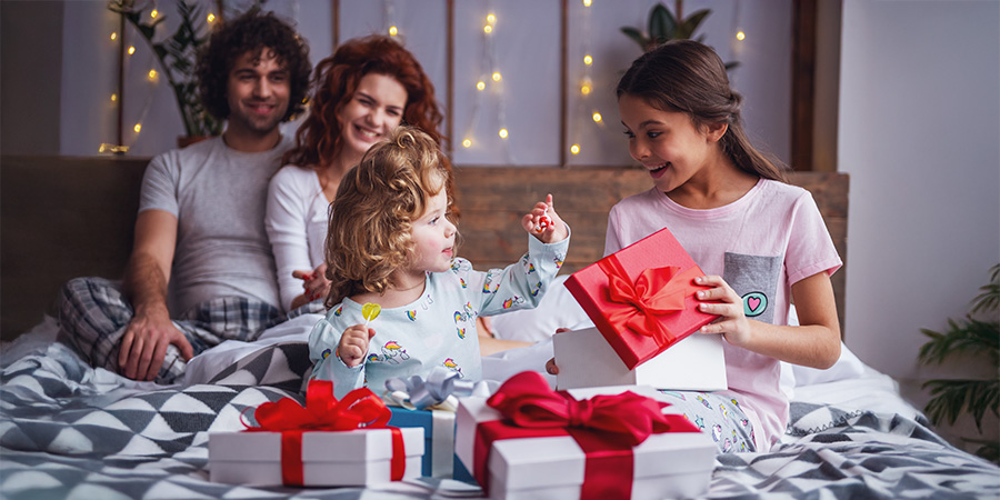 crianças com presentes 