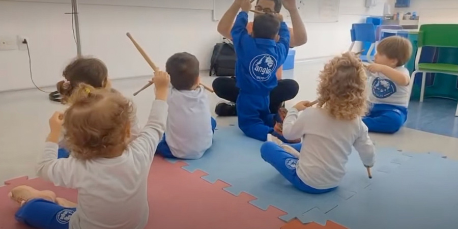 crianças na aula de musicalização 