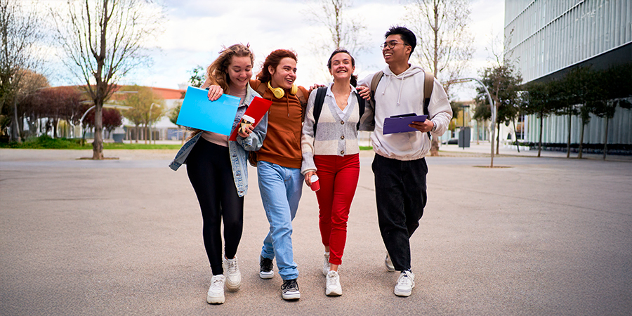 alunos juntos caminhando em intercâmbio 