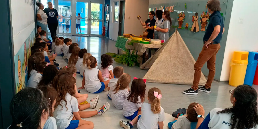 alunos conhecendo a cultura dos povos indígenas 