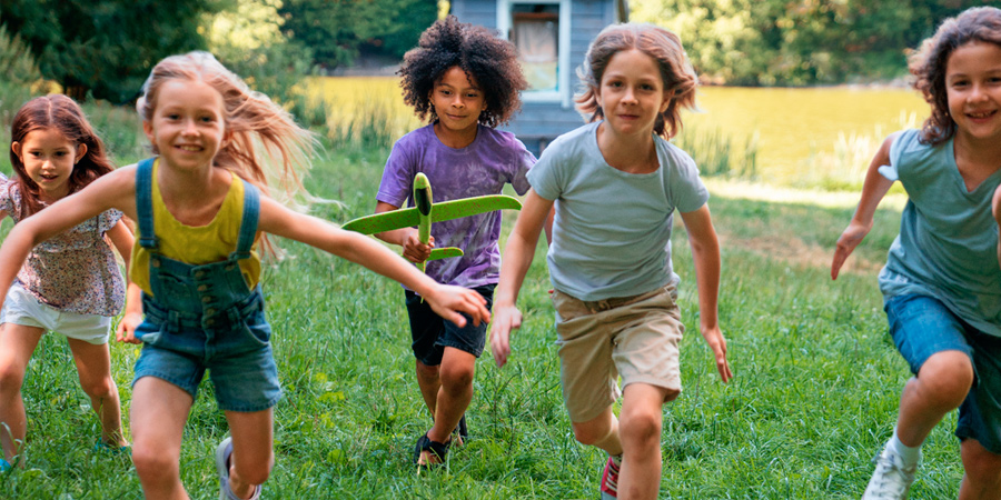 Crianças brincando de correr pelo parque 