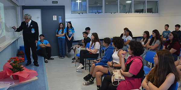 alunos em sala de aula 