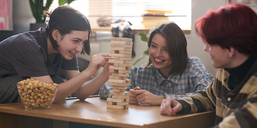  Benefícios do brincar para adolescentes - imagem eles brincando de montar 