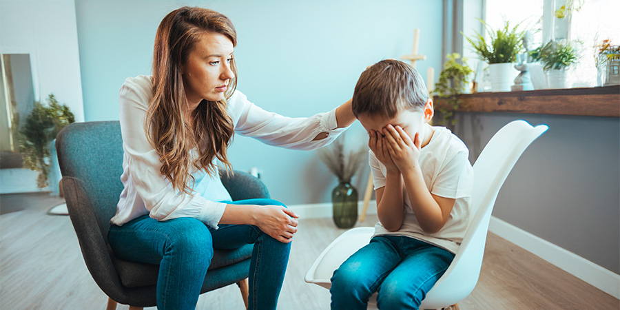 mãe consolando filho 