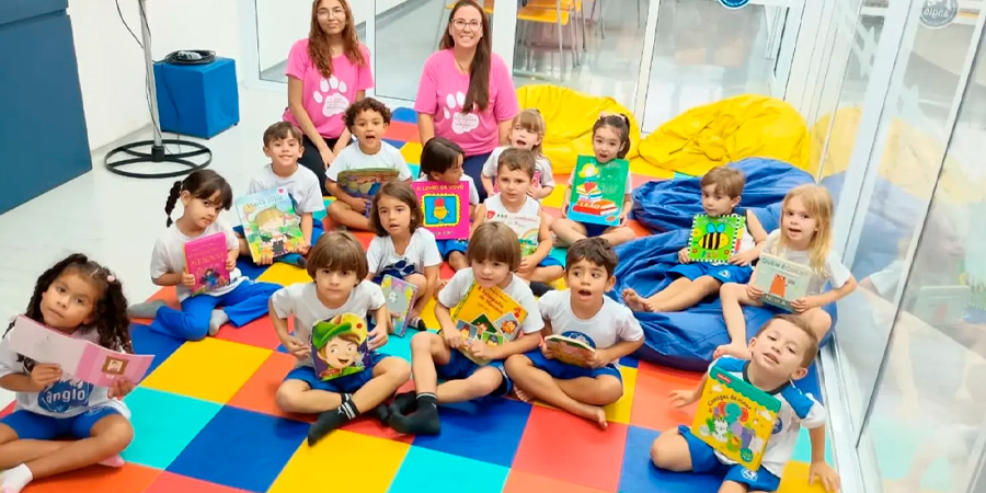 alunos na biblioteca do anglo salto 