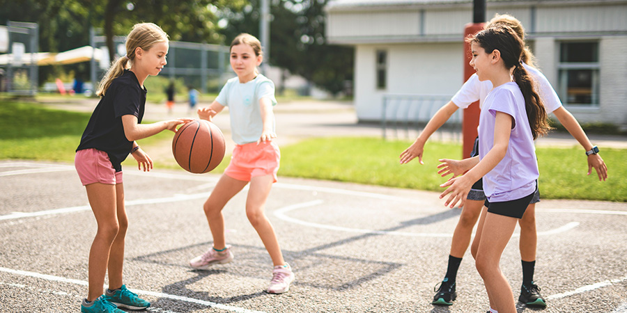 alunos jogando basquete, e o impacto dos esportes na formação acadêmica e pessoal 
