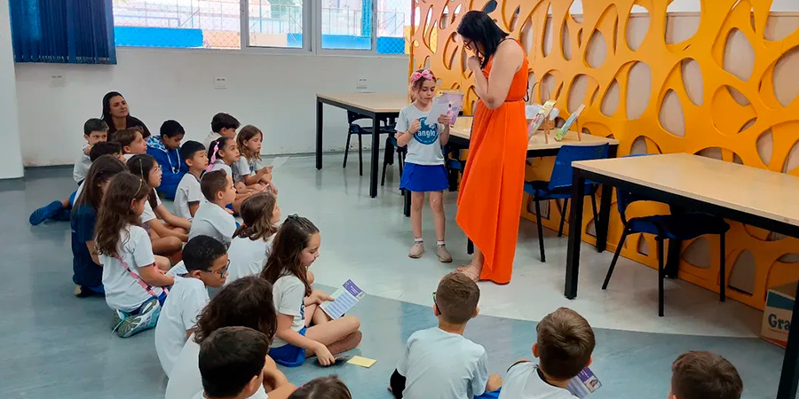 alunos aprendendo entrevista. 